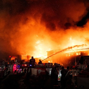 Potret Api Berkobar Hebat, Ratusan di Rumah Ludes Terbakar
