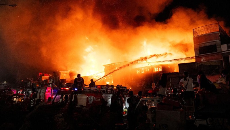 Petugas pemadam kebakaran bekerja memadamkan kebakaran di kawasan pemukiman di Manila, Filipina, 23 April 2025. (REUTERS/Lisa Marie David)