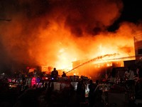Potret Api Berkobar Hebat, Ratusan di Rumah Ludes Terbakar