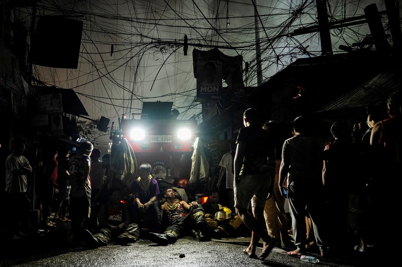 Petugas pemadam kebakaran bekerja memadamkan kebakaran di kawasan pemukiman di Manila, Filipina, 23 April 2025. Petugas pemadam kebakaran bekerja memadamkan kebakaran di kawasan pemukiman di Manila, Filipina, 23 April 2025. (REUTERS/Lisa Marie David)