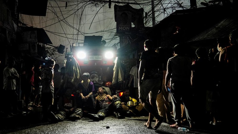 Petugas pemadam kebakaran bekerja memadamkan kebakaran di kawasan pemukiman di Manila, Filipina, 23 April 2025. (REUTERS/Lisa Marie David)