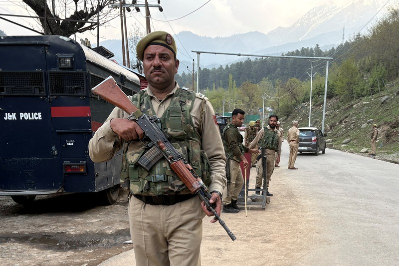 Petugas polisi India menghentikan kendaraan di pos pemeriksaan menyusul dugaan serangan militan, di Pahalgam di distrik Anantnag, Kashmir selatan, 22 April 2025. Petugas polisi India menghentikan kendaraan di pos pemeriksaan menyusul dugaan serangan militan, di Pahalgam di distrik Anantnag, Kashmir selatan, 22 April 2025. (REUTERS/Stringer)