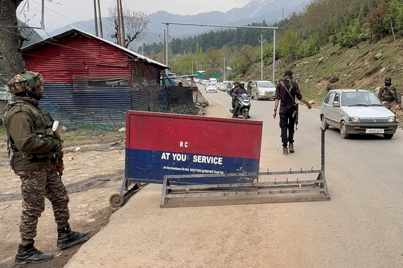 Petugas polisi India menghentikan kendaraan di pos pemeriksaan menyusul dugaan serangan militan, di Pahalgam di distrik Anantnag, Kashmir selatan, 22 April 2025. (REUTERS/Stringer)