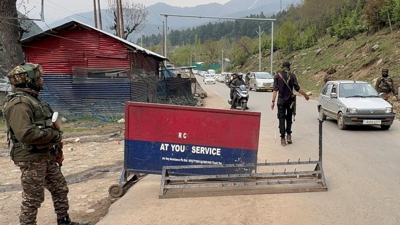 Petugas polisi India menghentikan kendaraan di pos pemeriksaan menyusul dugaan serangan militan, di Pahalgam di distrik Anantnag, Kashmir selatan, 22 April 2025. (REUTERS/Stringer)