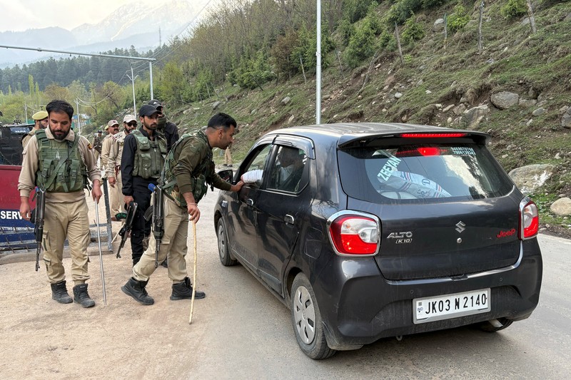 Petugas polisi India menghentikan kendaraan di pos pemeriksaan menyusul dugaan serangan militan, di Pahalgam di distrik Anantnag, Kashmir selatan, 22 April 2025. Petugas polisi India menghentikan kendaraan di pos pemeriksaan menyusul dugaan serangan militan, di Pahalgam di distrik Anantnag, Kashmir selatan, 22 April 2025. (REUTERS/Stringer)