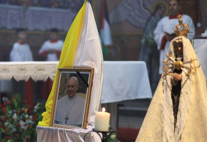 Umat ​​Kristen Palestina menghadiri Misa di Gereja Keluarga Kudus setelah kematian Paus Fransiskus diumumkan oleh Vatikan, di Kota Gaza, 21 April 2025. (REUTERS/Dawoud Abu Alkas)