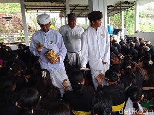 Khidmat Umat Hindu Suku Tengger di Probolinggo Rayakan Hari Raya Galungan