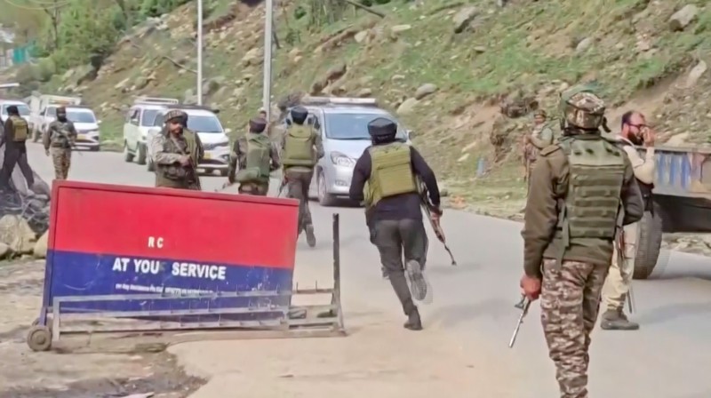 Petugas polisi India menghentikan kendaraan di pos pemeriksaan menyusul dugaan serangan militan, di Pahalgam di distrik Anantnag, Kashmir selatan, 22 April 2025. Petugas polisi India menghentikan kendaraan di pos pemeriksaan menyusul dugaan serangan militan, di Pahalgam di distrik Anantnag, Kashmir selatan, 22 April 2025. (REUTERS/Stringer)