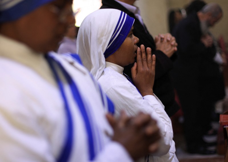 Umat Kristen Palestina menghadiri Misa di Gereja Keluarga Kudus setelah kematian Paus Fransiskus diumumkan oleh Vatikan, di Kota Gaza, 21 April 2025. Umat Kristen Palestina menghadiri Misa di Gereja Keluarga Kudus setelah kematian Paus Fransiskus diumumkan oleh Vatikan, di Kota Gaza, 21 April 2025. (REUTERS/Dawoud Abu Alkas)