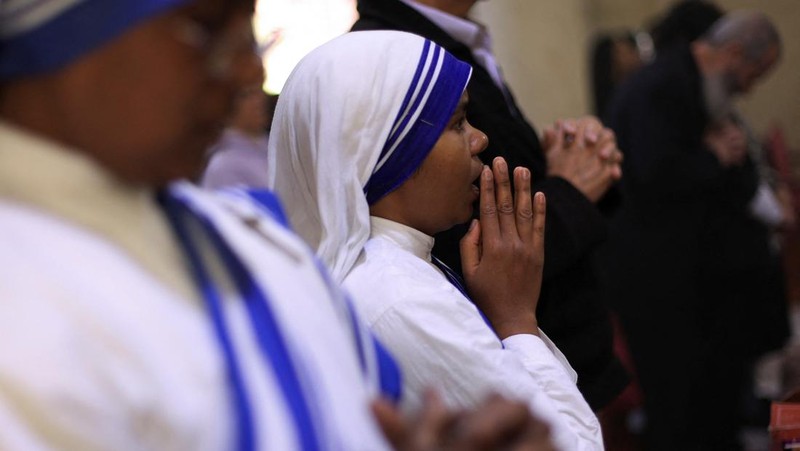 Umat ​​Kristen Palestina menghadiri Misa di Gereja Keluarga Kudus setelah kematian Paus Fransiskus diumumkan oleh Vatikan, di Kota Gaza, 21 April 2025. (REUTERS/Dawoud Abu Alkas)