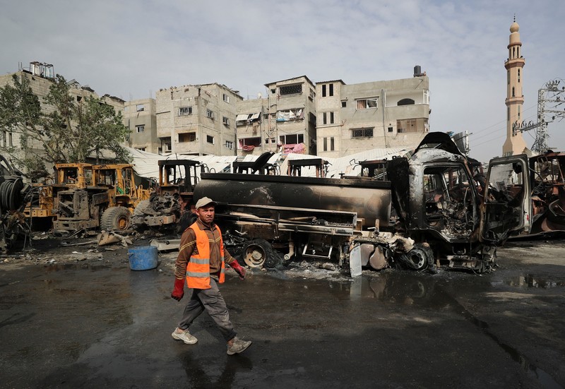 Pemandangan mesin yang hancur di lokasi serangan Israel, di kamp pengungsi Jabalia di Jalur Gaza utara, 22 April 2025. (REUTERS/Mahmoud Issa)