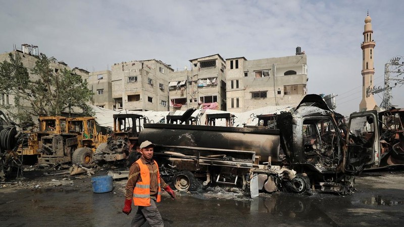 Pemandangan mesin yang hancur di lokasi serangan Israel, di kamp pengungsi Jabalia di Jalur Gaza utara, 22 April 2025. (REUTERS/Mahmoud Issa)