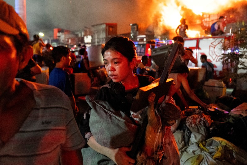 Petugas pemadam kebakaran bekerja memadamkan kebakaran di kawasan pemukiman di Manila, Filipina, 23 April 2025. (REUTERS/Lisa Marie David)