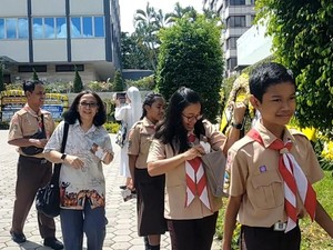 Berseragam Pramuka, Siswa SD Jaktim ke Kedubes Vatikan Doakan Paus Fransiskus