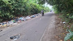 Warga Ogan Ilir Keluhkan Tumpukan Sampah di Jalan Penghubung Kecamatan