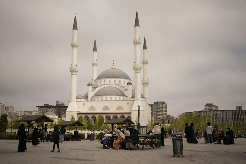 Turkey Earthquake Orang-orang berkumpul di luar ruangan setelah gempa bumi berkekuatan awal 6,2 skala Richter mengguncang Istanbul, Turki, Rabu, 23 April 2025. (Foto AP/Khalil Hamra)