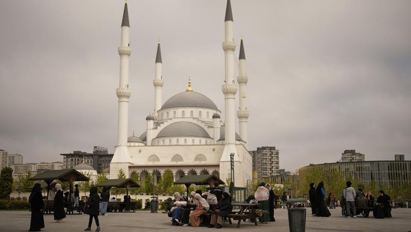 Orang-orang berkumpul di luar ruangan setelah gempa bumi berkekuatan awal 6,2 skala Richter mengguncang Istanbul, Turki, Rabu, 23 April 2025. (Foto AP/Khalil Hamra)
