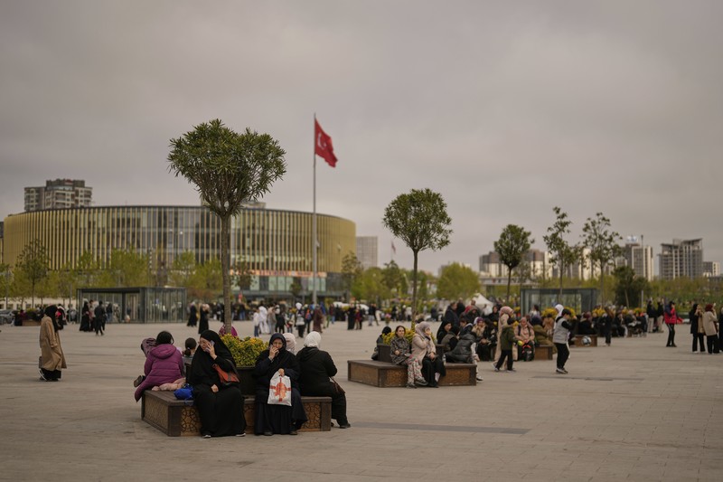 Turkey Earthquake Orang-orang berkumpul di luar ruangan setelah gempa bumi berkekuatan awal 6,2 skala Richter mengguncang Istanbul, Turki, Rabu, 23 April 2025. (Foto AP/Khalil Hamra)