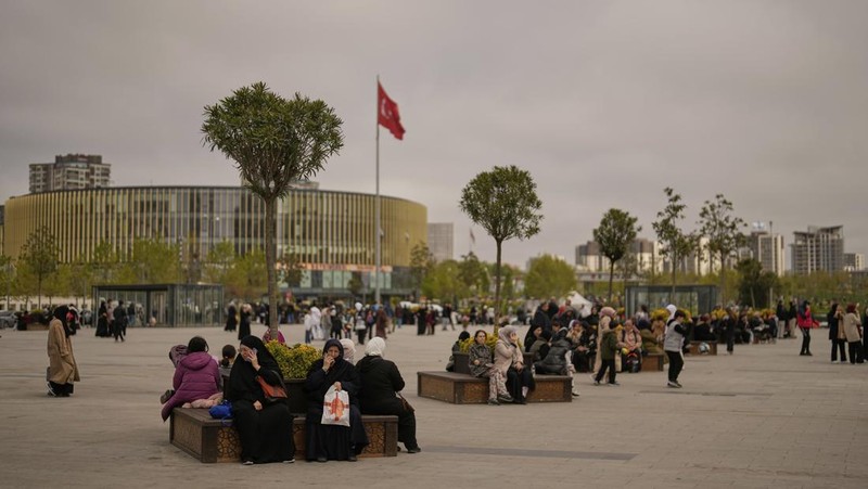 Orang-orang berkumpul di luar ruangan setelah gempa bumi berkekuatan awal 6,2 skala Richter mengguncang Istanbul, Turki, Rabu, 23 April 2025. (Foto AP/Khalil Hamra)