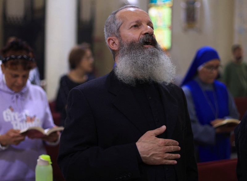 Umat ​​Kristen Palestina menghadiri Misa di Gereja Keluarga Kudus setelah kematian Paus Fransiskus diumumkan oleh Vatikan, di Kota Gaza, 21 April 2025. (REUTERS/Dawoud Abu Alkas)
