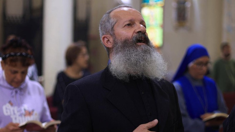 Umat ​​Kristen Palestina menghadiri Misa di Gereja Keluarga Kudus setelah kematian Paus Fransiskus diumumkan oleh Vatikan, di Kota Gaza, 21 April 2025. (REUTERS/Dawoud Abu Alkas)