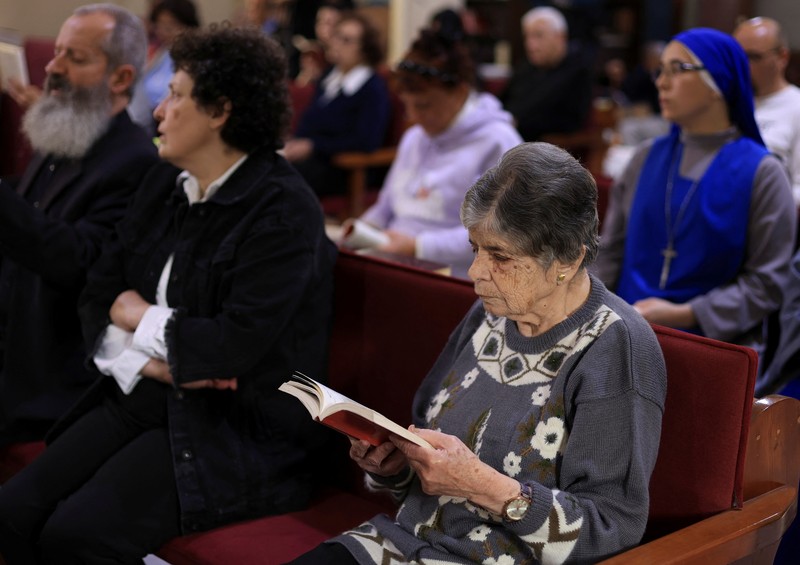 Umat ​​Kristen Palestina menghadiri Misa di Gereja Keluarga Kudus setelah kematian Paus Fransiskus diumumkan oleh Vatikan, di Kota Gaza, 21 April 2025. (REUTERS/Dawoud Abu Alkas)