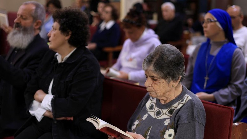 Umat ​​Kristen Palestina menghadiri Misa di Gereja Keluarga Kudus setelah kematian Paus Fransiskus diumumkan oleh Vatikan, di Kota Gaza, 21 April 2025. (REUTERS/Dawoud Abu Alkas)