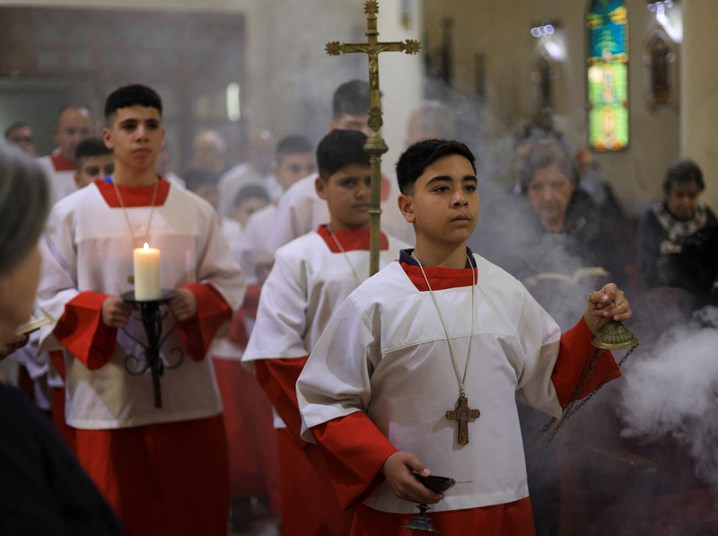 Umat Kristen Palestina menghadiri Misa di Gereja Keluarga Kudus setelah kematian Paus Fransiskus diumumkan oleh Vatikan, di Kota Gaza, 21 April 2025. Umat Kristen Palestina menghadiri Misa di Gereja Keluarga Kudus setelah kematian Paus Fransiskus diumumkan oleh Vatikan, di Kota Gaza, 21 April 2025. (REUTERS/Dawoud Abu Alkas)