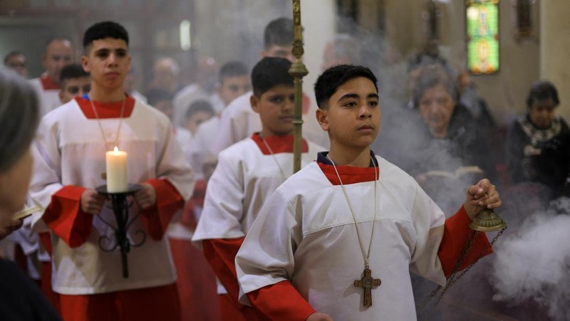 Umat ​​Kristen Palestina menghadiri Misa di Gereja Keluarga Kudus setelah kematian Paus Fransiskus diumumkan oleh Vatikan, di Kota Gaza, 21 April 2025. (REUTERS/Dawoud Abu Alkas)