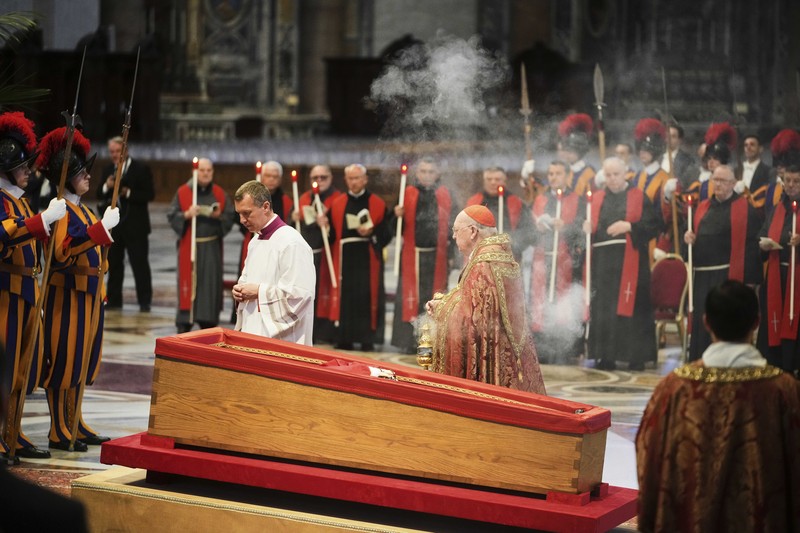 APTOPIX Vatican Pope The body of Pope Francis lies inside St. Peter's Basilica at the Vatican, Wednesday, April 23, 2025, where he will lie in state for three days. (AP Photo/Andrew Medichini, Pool)