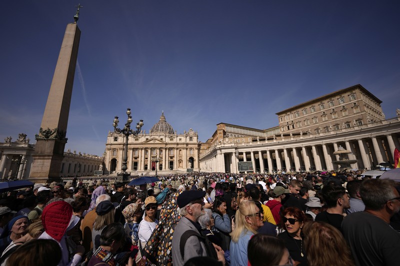 APTOPIX Vatican Pope The body of Pope Francis lies inside St. Peter's Basilica at the Vatican, Wednesday, April 23, 2025, where he will lie in state for three days. (AP Photo/Andrew Medichini, Pool)