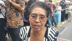 Cerita Warga Rela Antre di Kedubes Vatikan demi Doakan Paus Fransiskus