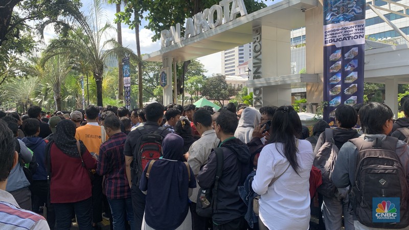 Warga DKI Jakarta memadati Balai Kota pada Rabu (23/4/2025) untuk melamar kerja sebagai PPSU, petugas damkar, kebersihan, hingga lingkungan. Mereka mengantre sejak pagi sambil membawa berkas lamaran sebagian bahkan mengisi formulir di trotoar dan taman sekitar lokasi. (CNBC Indonesia/Fergi Nadira)