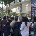 Potret Ratusan Warga Berdesakan Lamar Kerja di Balai Kota Jakarta