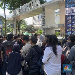 Potret Ratusan Warga Berdesakan Lamar Kerja di Balai Kota Jakarta