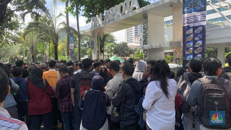 Warga DKI Jakarta memadati Balai Kota pada Rabu (23/4/2025) untuk melamar kerja sebagai PPSU, petugas damkar, kebersihan, hingga lingkungan. Mereka mengantre sejak pagi sambil membawa berkas lamaran sebagian bahkan mengisi formulir di trotoar dan taman sekitar lokasi. (CNBC Indonesia/Fergi Nadira)