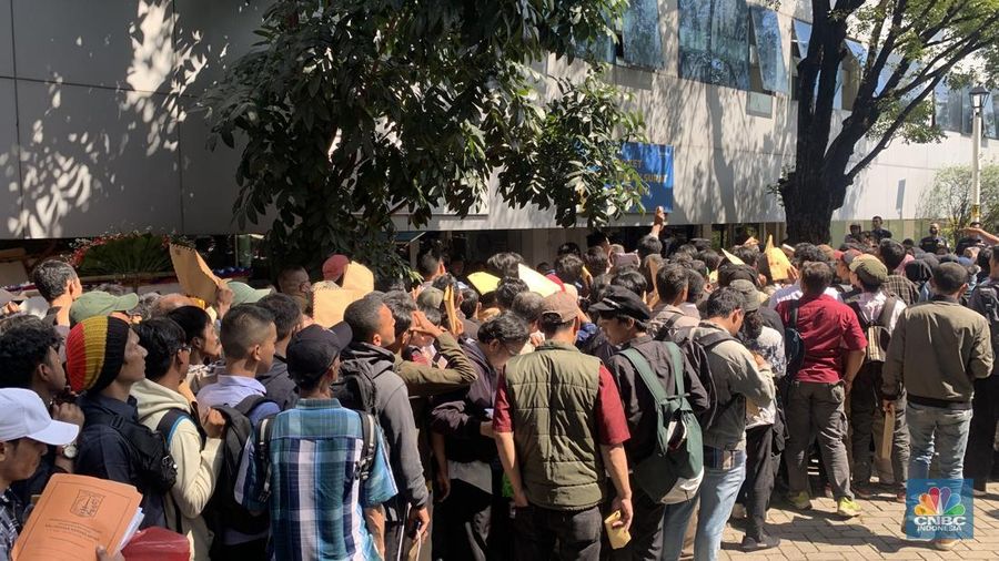 Warga DKI Jakarta memadati Balai Kota pada Rabu (23/4/2025) untuk melamar kerja sebagai PPSU, petugas damkar, kebersihan, hingga lingkungan. Mereka mengantre sejak pagi sambil membawa berkas lamaran sebagian bahkan mengisi formulir di trotoar dan taman sekitar lokasi. Warga DKI Jakarta memadati Balai Kota pada Rabu (23/4/2025) untuk melamar kerja sebagai PPSU, petugas damkar, kebersihan, hingga lingkungan. Mereka mengantre sejak pagi sambil membawa berkas lamaran sebagian bahkan mengisi formulir di trotoar dan taman sekitar lokasi. (²©²ÊÍøÕ¾/Fergi Nadira)