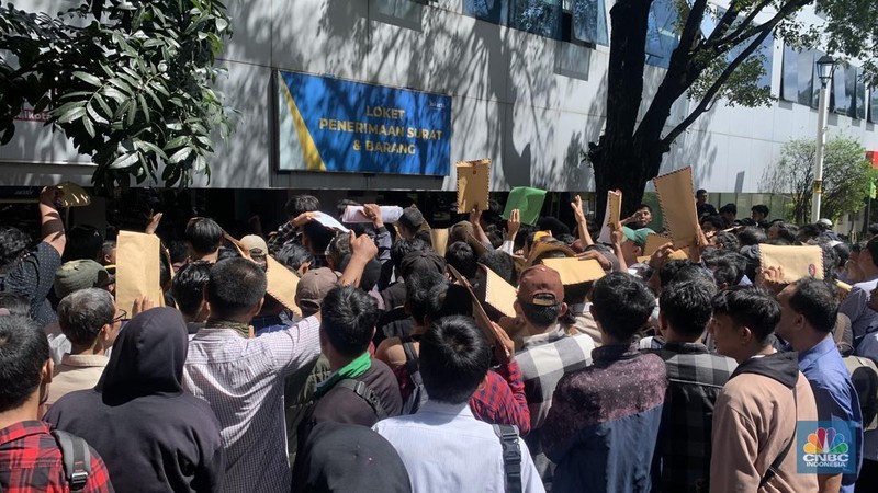 Warga DKI Jakarta memadati Balai Kota pada Rabu (23/4/2025) untuk melamar kerja sebagai PPSU, petugas damkar, kebersihan, hingga lingkungan. Mereka mengantre sejak pagi sambil membawa berkas lamaran sebagian bahkan mengisi formulir di trotoar dan taman sekitar lokasi. (CNBC Indonesia/Fergi Nadira)