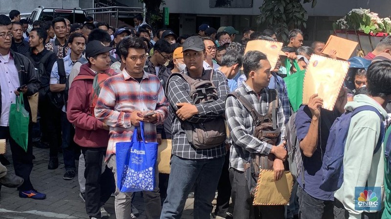 Warga DKI Jakarta memadati Balai Kota pada Rabu (23/4/2025) untuk melamar kerja sebagai PPSU, petugas damkar, kebersihan, hingga lingkungan. Mereka mengantre sejak pagi sambil membawa berkas lamaran sebagian bahkan mengisi formulir di trotoar dan taman sekitar lokasi. (CNBC Indonesia/Fergi Nadira)