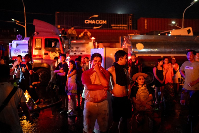 Petugas pemadam kebakaran bekerja memadamkan kebakaran di kawasan pemukiman di Manila, Filipina, 23 April 2025. (REUTERS/Lisa Marie David)