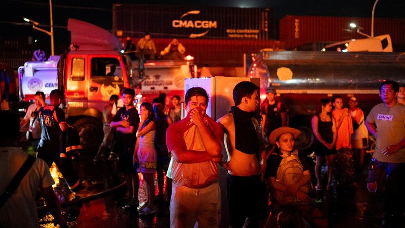 Petugas pemadam kebakaran bekerja memadamkan kebakaran di kawasan pemukiman di Manila, Filipina, 23 April 2025. (REUTERS/Lisa Marie David)