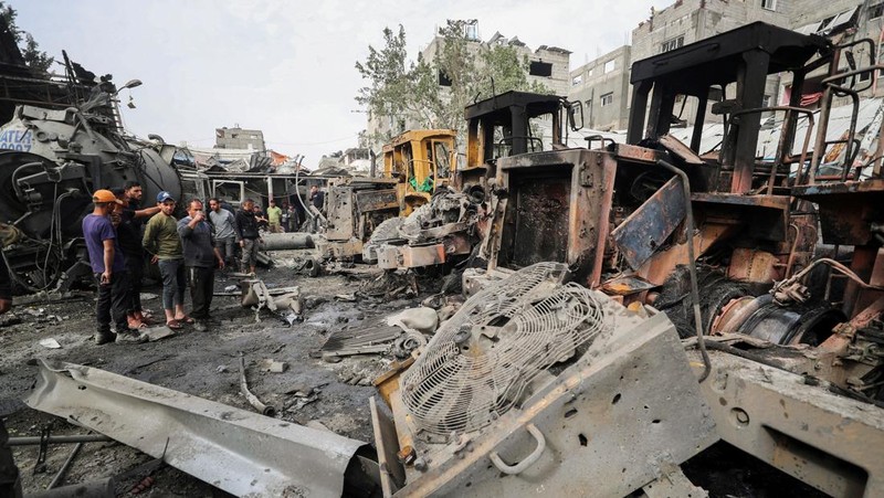 Pemandangan mesin yang hancur di lokasi serangan Israel, di kamp pengungsi Jabalia di Jalur Gaza utara, 22 April 2025. (REUTERS/Mahmoud Issa)