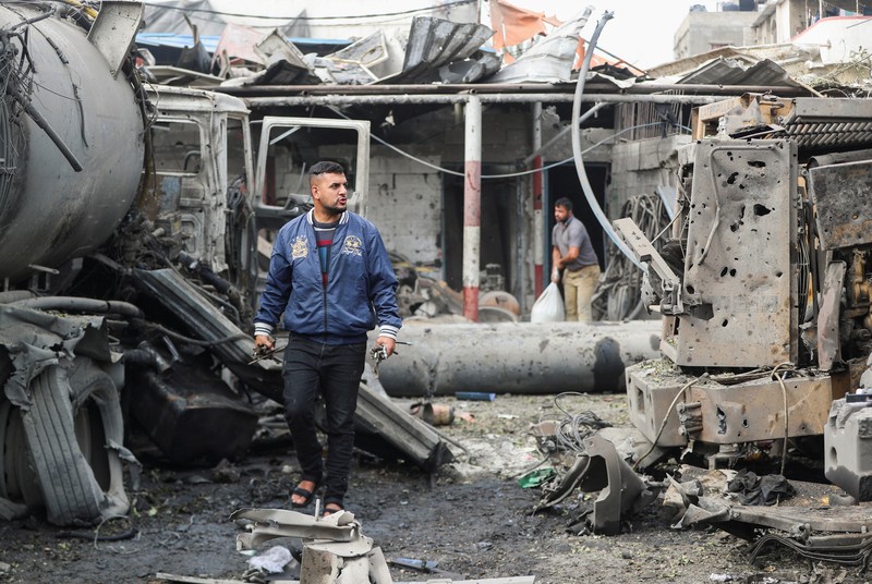 Pemandangan mesin yang hancur di lokasi serangan Israel, di kamp pengungsi Jabalia di Jalur Gaza utara, 22 April 2025. Pemandangan mesin yang hancur di lokasi serangan Israel, di kamp pengungsi Jabalia di Jalur Gaza utara, 22 April 2025. (REUTERS/Mahmoud Issa)
