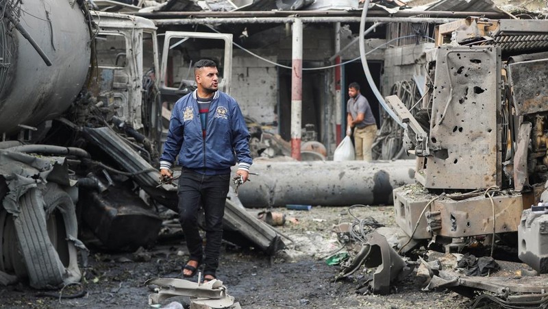 Pemandangan mesin yang hancur di lokasi serangan Israel, di kamp pengungsi Jabalia di Jalur Gaza utara, 22 April 2025. (REUTERS/Mahmoud Issa)