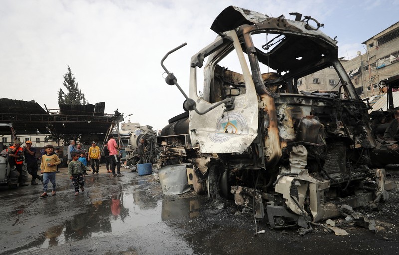 Pemandangan mesin yang hancur di lokasi serangan Israel, di kamp pengungsi Jabalia di Jalur Gaza utara, 22 April 2025. (REUTERS/Mahmoud Issa)