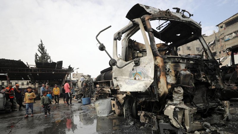 Pemandangan mesin yang hancur di lokasi serangan Israel, di kamp pengungsi Jabalia di Jalur Gaza utara, 22 April 2025. (REUTERS/Mahmoud Issa)