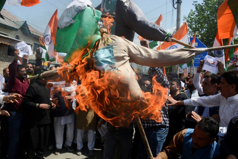 Para aktivis dari Partai Bharatiya Janata (BJP) yang berkuasa di India memegang plakat dan meneriakkan slogan-slogan selama protes untuk mengutuk serangan terhadap wisatawan, menyusul dugaan serangan militan di dekat Pahalgam yang indah di Kashmir selatan, di Srinagar, 23 April 2025. Para aktivis dari Partai Bharatiya Janata (BJP) yang berkuasa di India memegang plakat dan meneriakkan slogan-slogan selama protes untuk mengutuk serangan terhadap wisatawan, menyusul dugaan serangan militan di dekat Pahalgam yang indah di Kashmir selatan, di Srinagar, 23 April 2025. (REUTERS/Stringer)