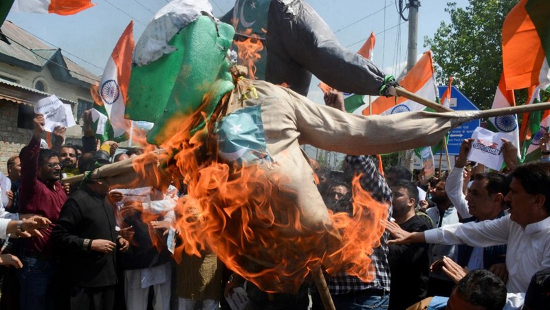Para aktivis dari Partai Bharatiya Janata (BJP) yang berkuasa di India memegang plakat dan meneriakkan slogan-slogan selama protes untuk mengutuk serangan terhadap wisatawan, menyusul dugaan serangan militan di dekat Pahalgam yang indah di Kashmir selatan, di Srinagar, 23 April 2025. (REUTERS/Stringer)