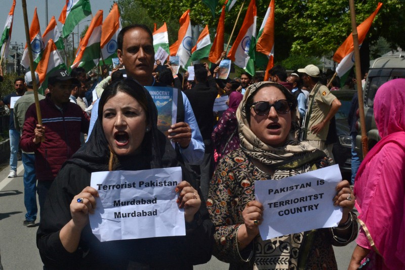 Para aktivis dari Partai Bharatiya Janata (BJP) yang berkuasa di India memegang plakat dan meneriakkan slogan-slogan selama protes untuk mengutuk serangan terhadap wisatawan, menyusul dugaan serangan militan di dekat Pahalgam yang indah di Kashmir selatan, di Srinagar, 23 April 2025. Para aktivis dari Partai Bharatiya Janata (BJP) yang berkuasa di India memegang plakat dan meneriakkan slogan-slogan selama protes untuk mengutuk serangan terhadap wisatawan, menyusul dugaan serangan militan di dekat Pahalgam yang indah di Kashmir selatan, di Srinagar, 23 April 2025. (REUTERS/Stringer)