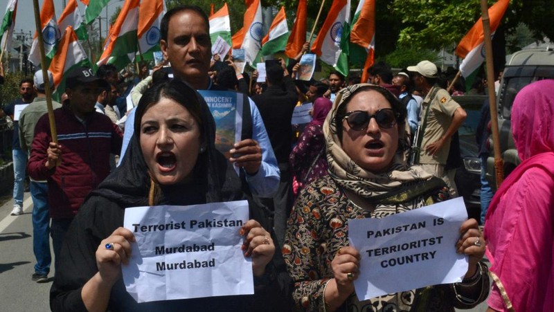 Para aktivis dari Partai Bharatiya Janata (BJP) yang berkuasa di India memegang plakat dan meneriakkan slogan-slogan selama protes untuk mengutuk serangan terhadap wisatawan, menyusul dugaan serangan militan di dekat Pahalgam yang indah di Kashmir selatan, di Srinagar, 23 April 2025. (REUTERS/Stringer)